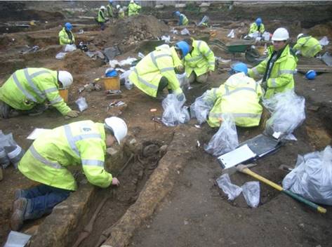 lots of people excavating site