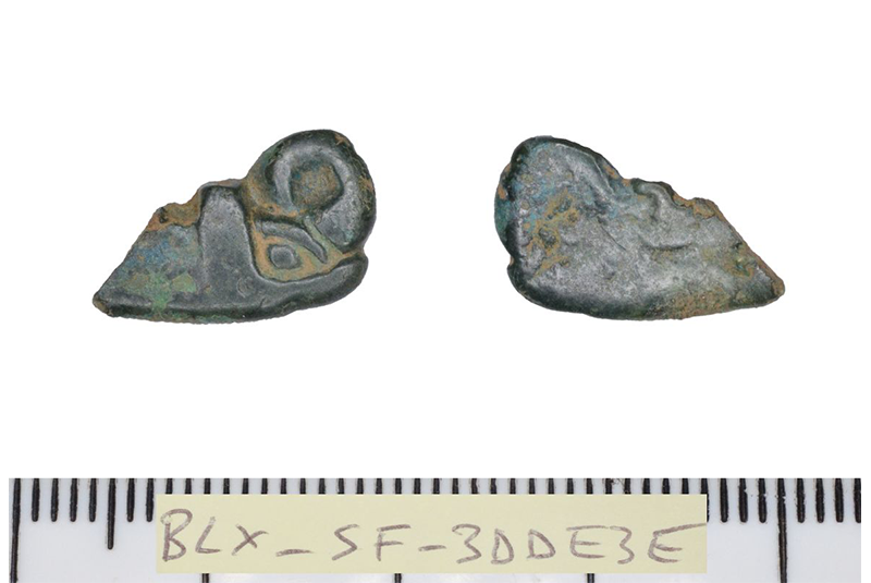 brooch fragment back and front